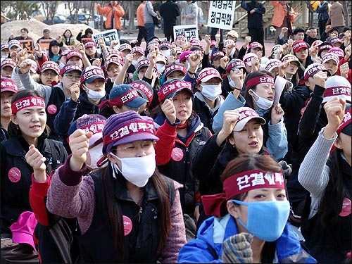 지난 5일 오후 경기도 양평에서 파업승리 결의대회를 열고 있는 KTX승무원들 모습 